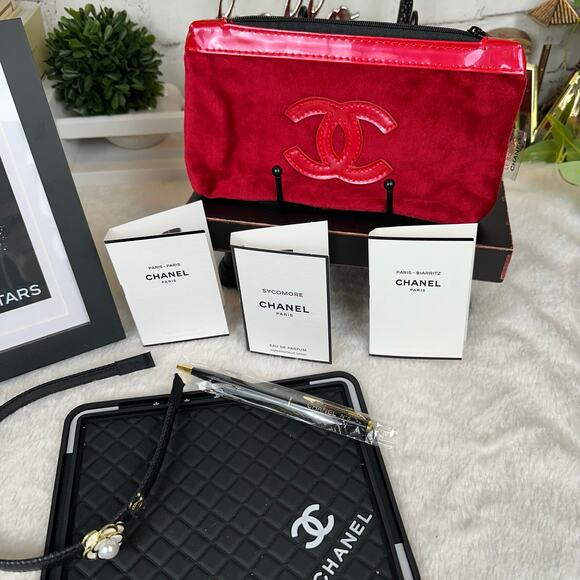 Chanel beauty red velvet cosmetic bag.
Framed Chanel Card, Parfums GIFT SET - Picture 4 of 9